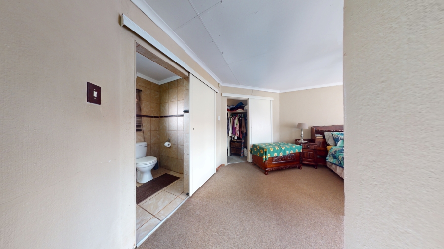 5 Bedroom Property for Sale in Kannoniers Park North West